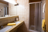 Badezimmer mit Marmorwaschtisch